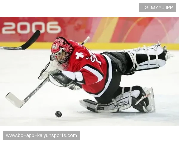 冰球门将用杆击球反击，帅到对手愣住