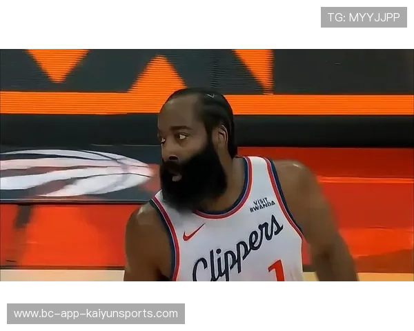 哈登突破节奏回暖，多次将防守晃开两米